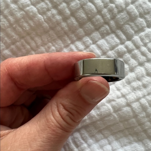 Oura Ring Gen 3 Heritage Silver Smart Ring in Size 8 •
WITH Charger - Picture 10 of 16